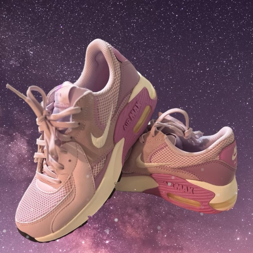 New Nike women’s Airmax. Size 6. In color Violet Star.